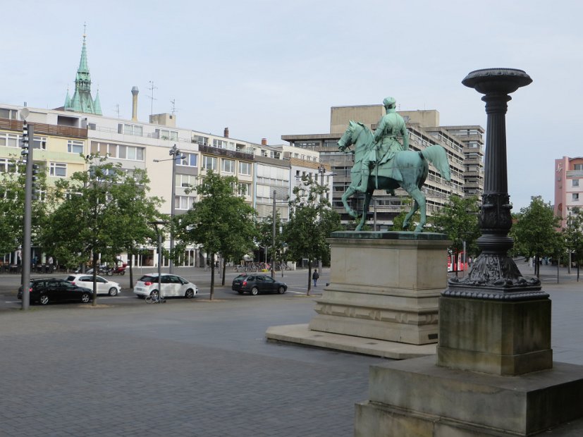 Blick zum Bohlweg, vorne die Reiterstatue von Herzog Karl Wilhelm Ferdinand